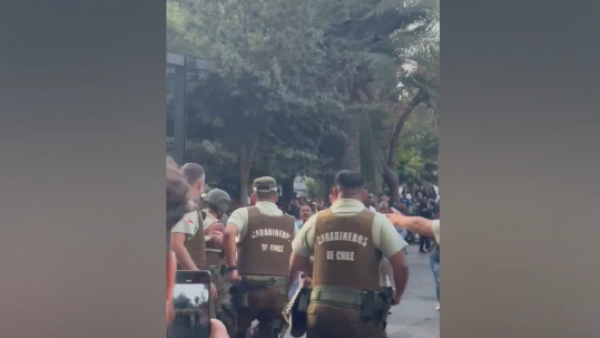 Violento enfrentamiento entre Carabineros y evangélicos en Plaza de Armas
