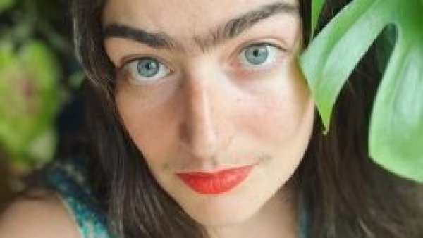 Es tendencia: bigote femenino "arrasa en España"
