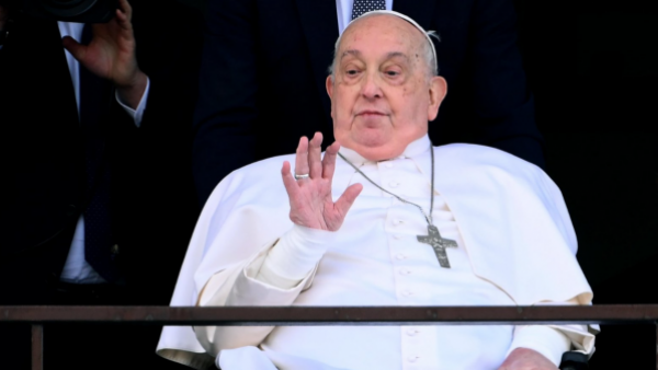 Médico que trató al Papa reconoce que "sabía que podía morir"
