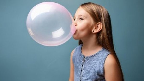 Los chicles liberan microplásticos en la saliva y, cuando se tiran, al medio ambiente
