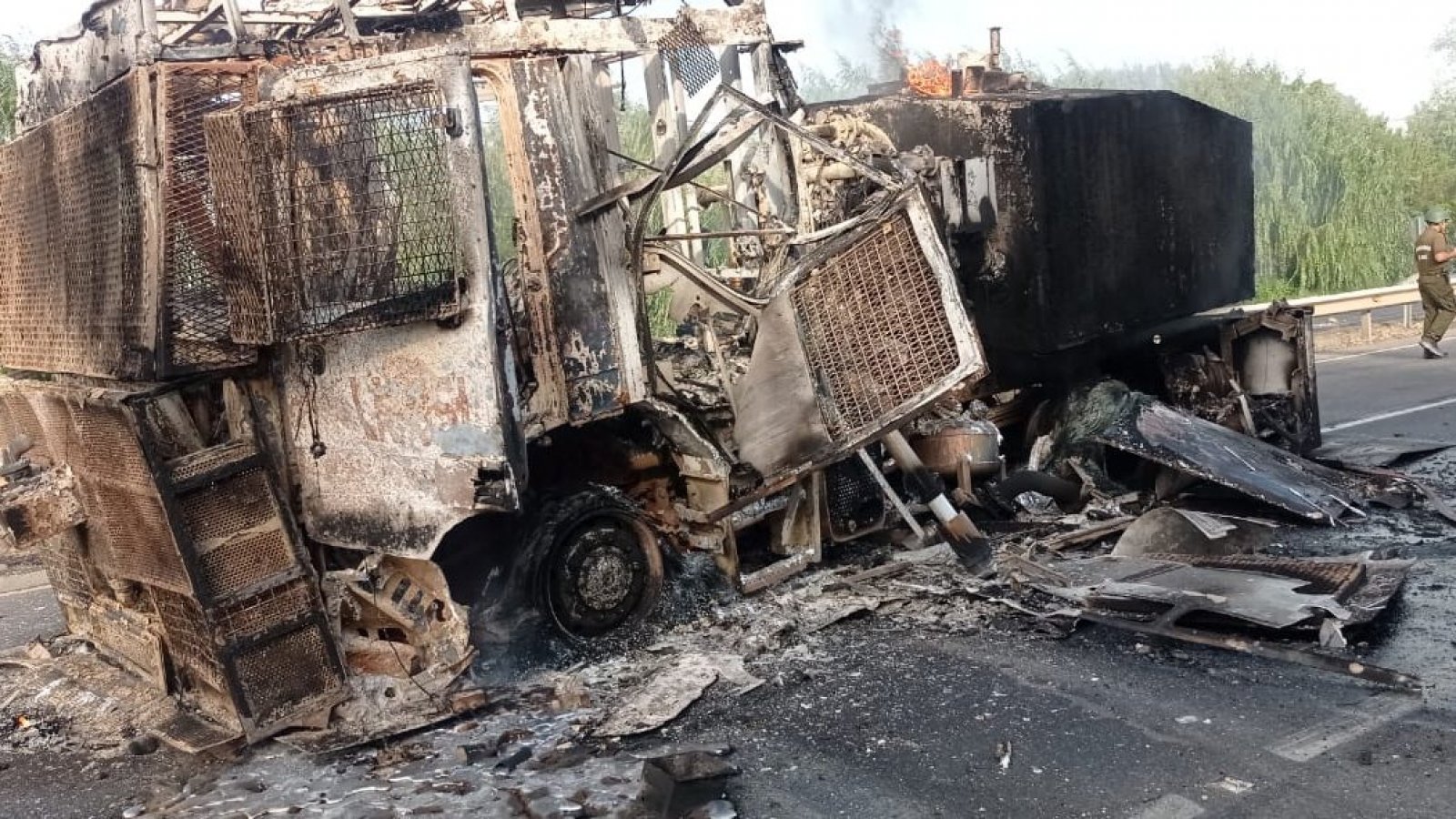 8 carabineros heridos y tres vehículos resultan quemados en manifestación de pescadores en El Maule
