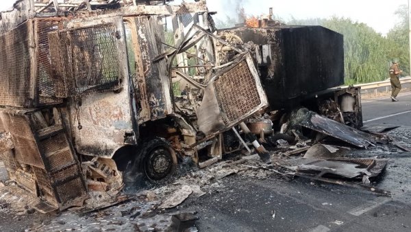 8 carabineros heridos y tres vehículos resultan quemados en manifestación de pescadores en El Maule

