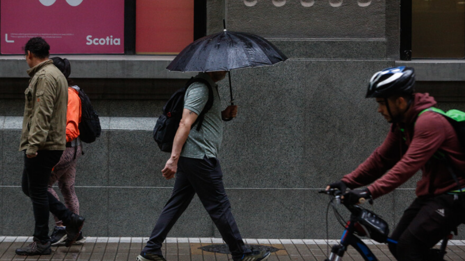 ¿Lloverá en Santiago?: Los detalles del primer sistema frontal de otoño en la zona central
