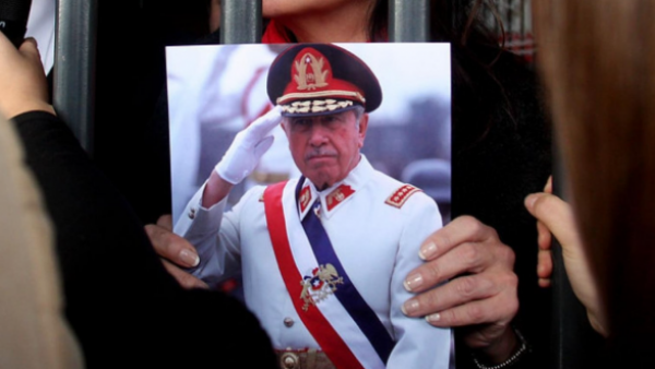 Diputados buscan prohibir que espacios públicos lleven el nombre del dictador Pinochet
