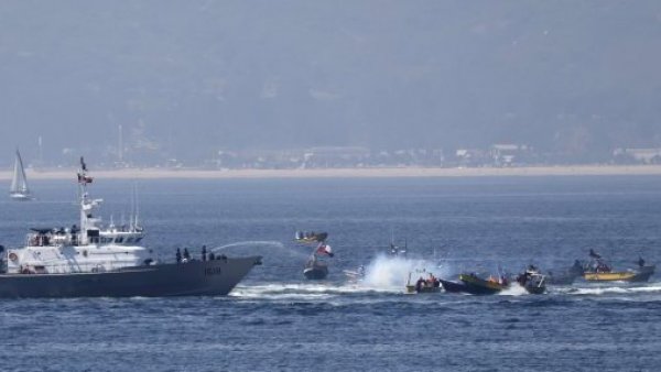 Pescadores artesanales bloquean puerto de Valparaiso
