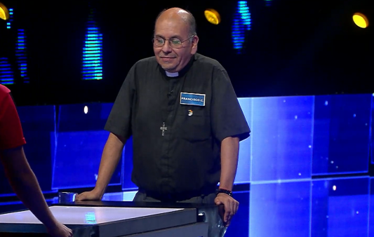 Francisco Castro, el sacerdote que sorprendió en "The Floor Chile"