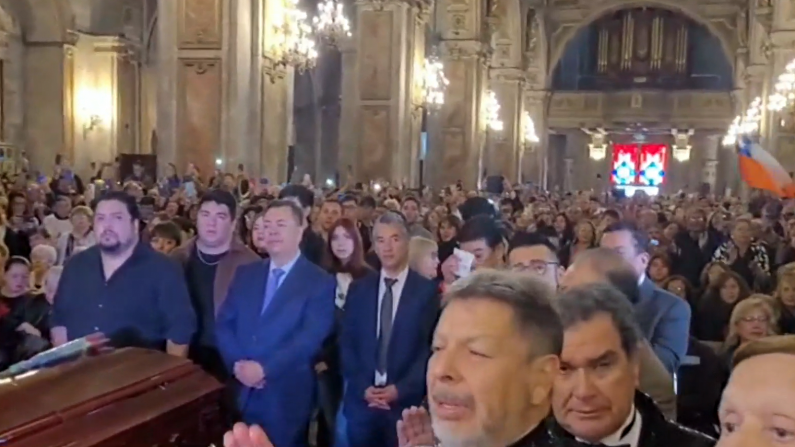 ¡Un lindo momento! Asistentes cantan "Un Año Más" en el funeral de Tommy Rey
