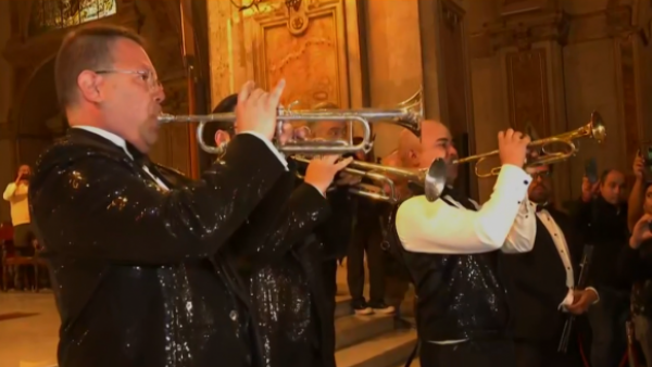 ¡Pura emoción! Trompetistas de la Sonora despide a Tommy Rey en la Catedral de Santiago
