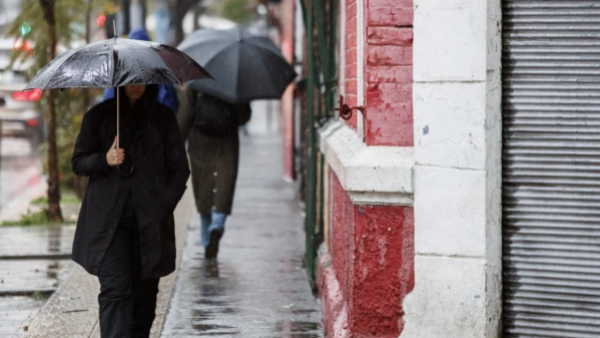 Sistema frontal en la RM: Las comunas donde habrá lluvia y fuertes vientos este domingo
