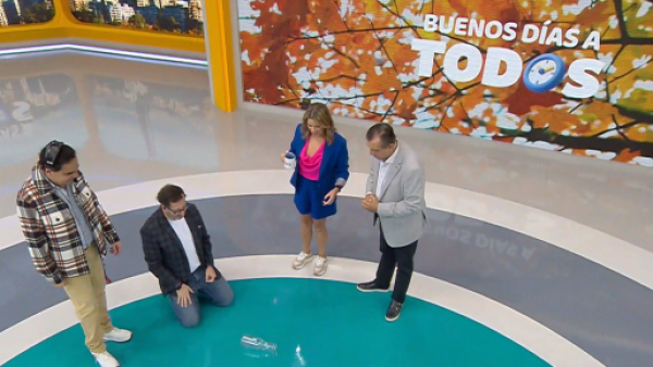 Eduardo Fuentes nos enseña a jugar a la "botella china"
