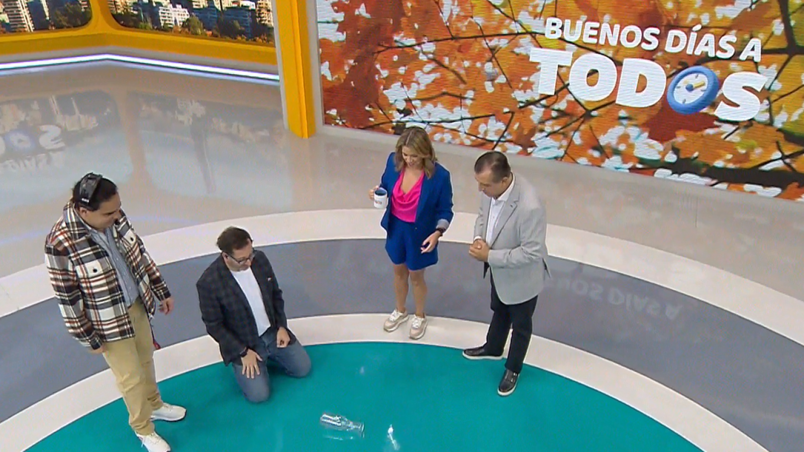 Eduardo Fuentes nos enseña a jugar a la "botella china"
