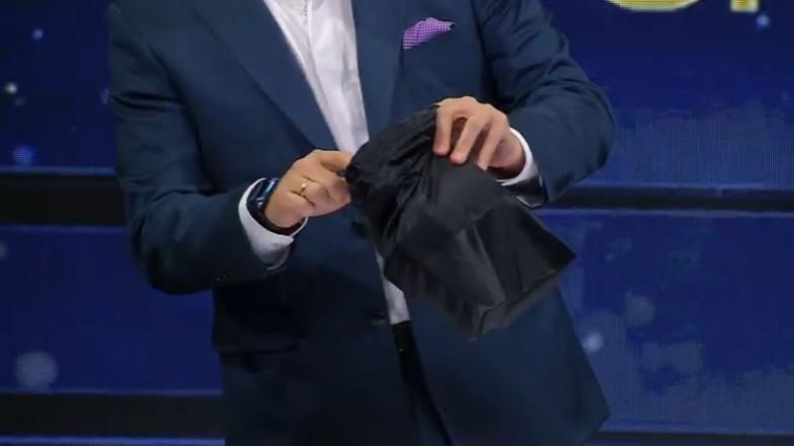 Eduardo Fuentes recibe particular regalo de Japi Jane
