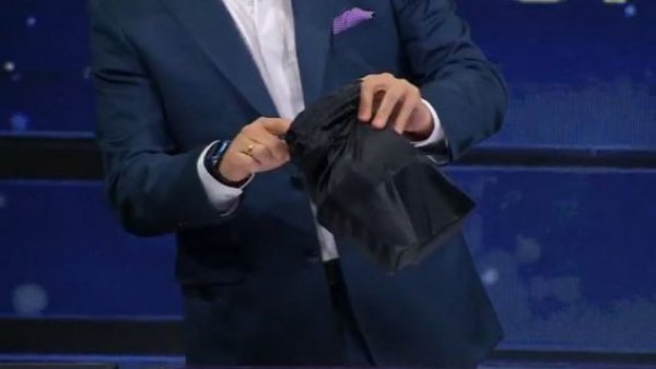 Eduardo Fuentes recibe particular regalo de Japi Jane