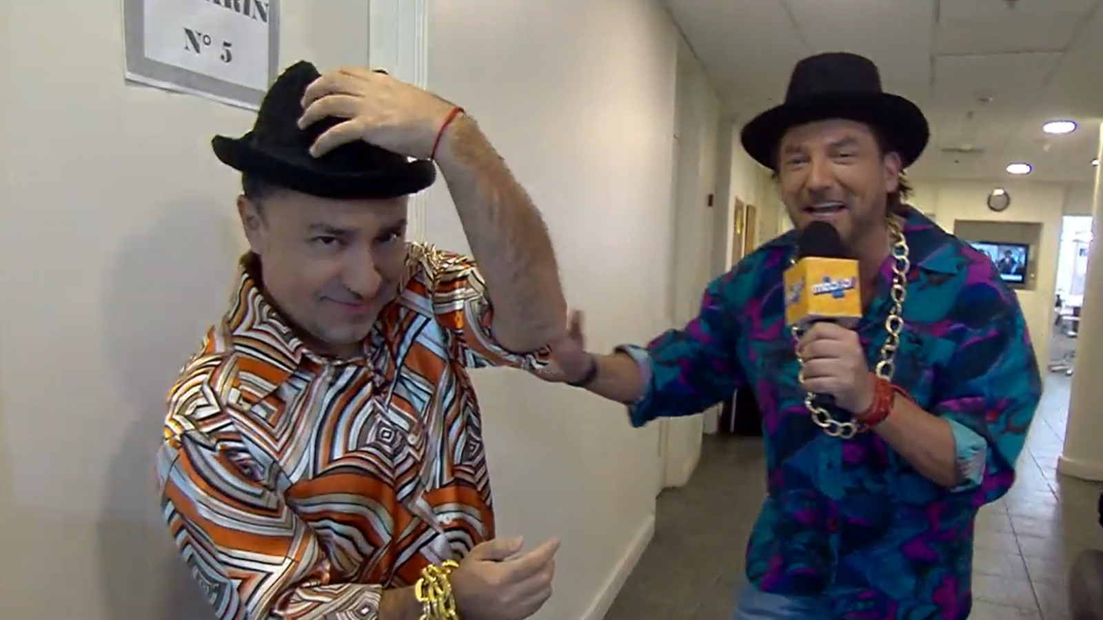 Chico Pérez impacta con original look inspirado en "Romané"
