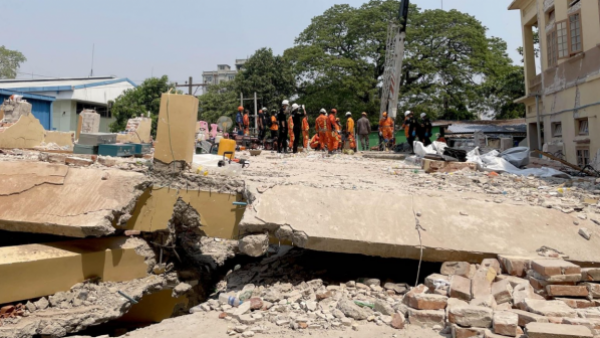 Después de cinco días: Rescatan a hombre entre los escombros de edificio tras terremoto en Birmania
