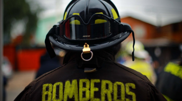 Acusan a hija de comandante de bomberos del robo de cascos y venderlos a otros voluntarios

