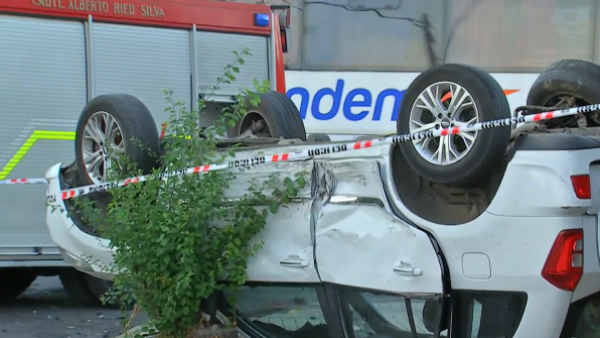 Impactante choque La Reina: Autos quedaron como un acordeón y volcados
