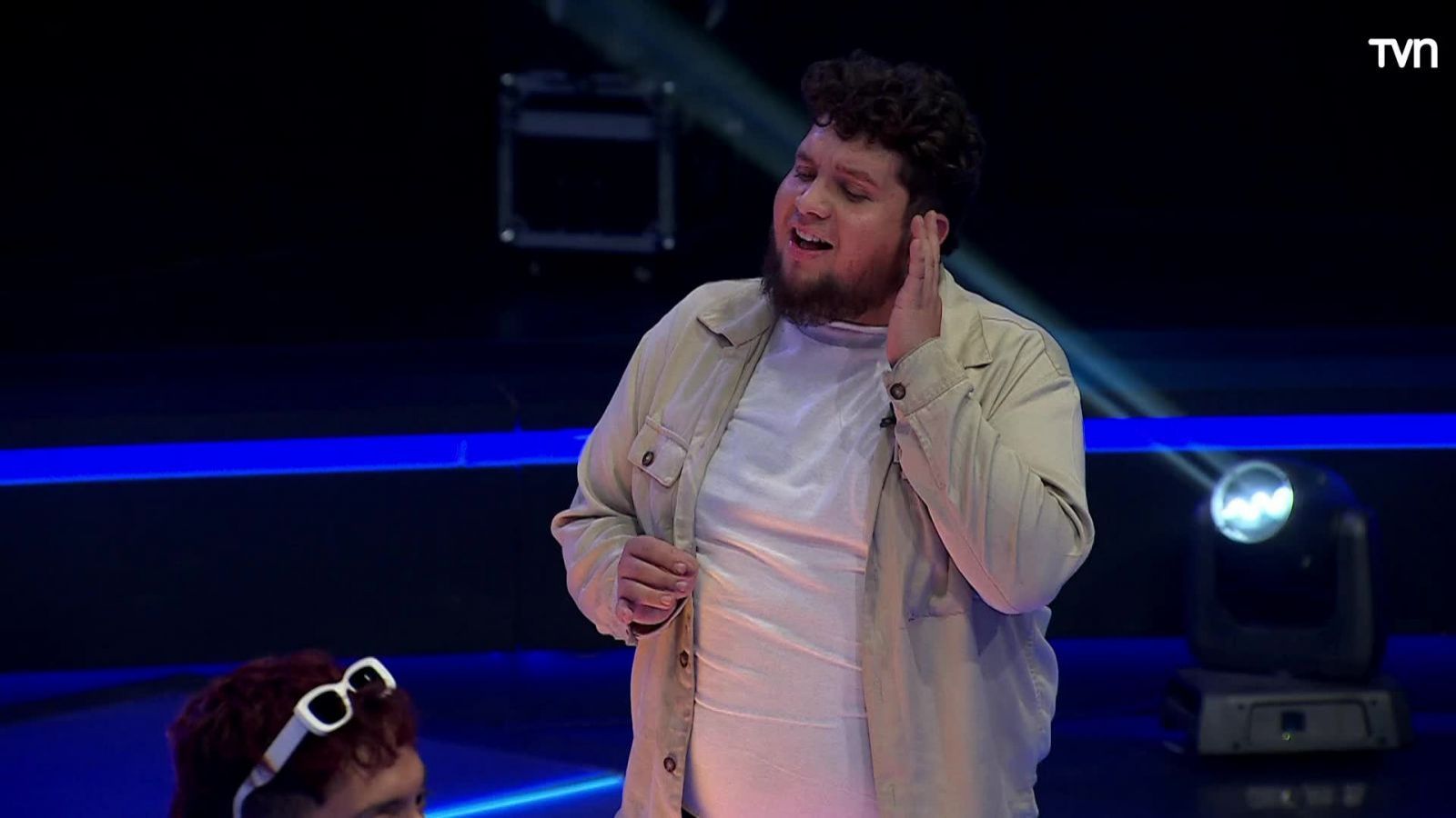 "Shakiro" busca conquistar a participante con su talento
