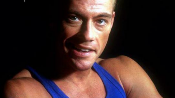 Acusan a Jean Claude Van Damme de haber tenido relaciones sexuales con víctimas de trata de personas
