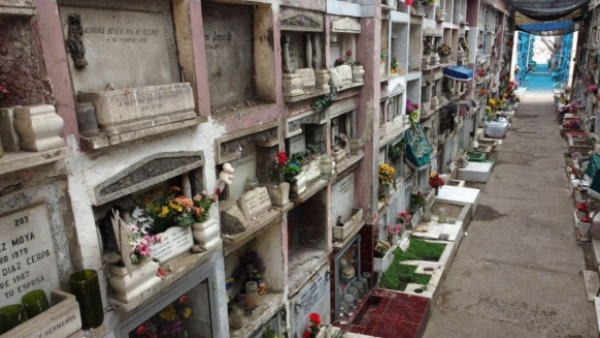 Multan al Cementerio General por mantener restos humanos en bolsas y sin identificación
