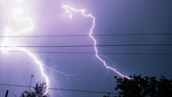 Entregan aviso meteorológico por probables tormentas eléctricas en cinco regiones del país
