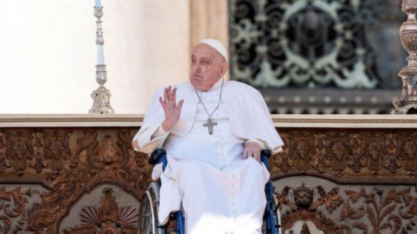 Papa Francisco sorprende a los fieles al aparecer en la Plaza de San Pedro del Vaticano
