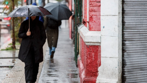 ¿Lloverá en Santiago?: Revisa las regiones en las que caerían precipitaciones este domingo
