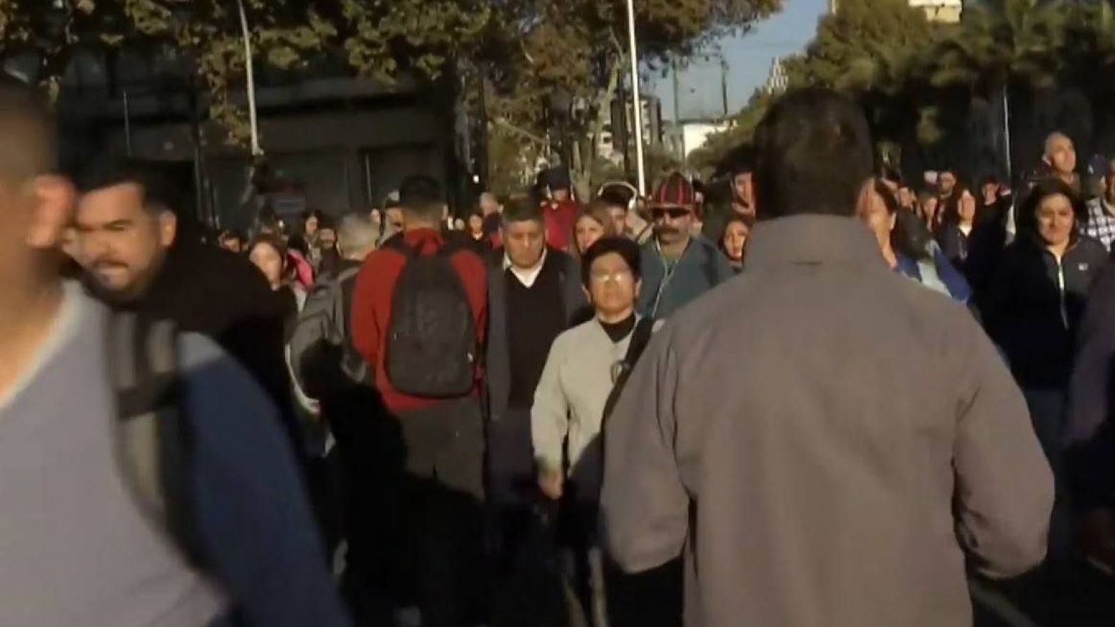 Falla en el Metro e incendio: la caótica mañana de este lunes en Santiago
