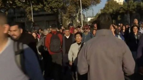 Falla en el Metro e incendio: la caótica mañana de este lunes en Santiago
