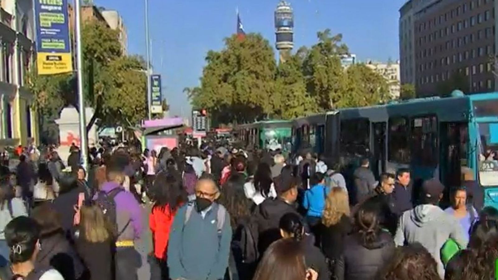 "Las micros no paran": evacúan pasajeros en Metro U. de Chile
