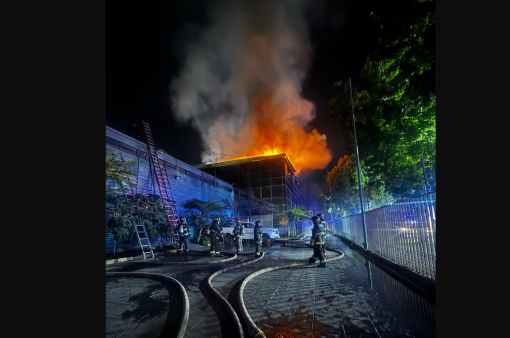 Incendio destruye dependencias de la radio "El Conquistador" en Huechuraba

