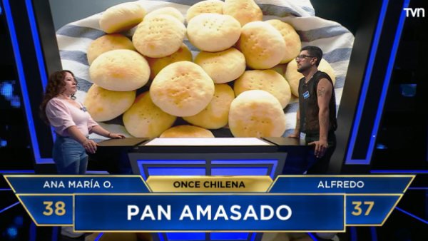 De completos a pan amasado: el peleado duelo de "once chilena"