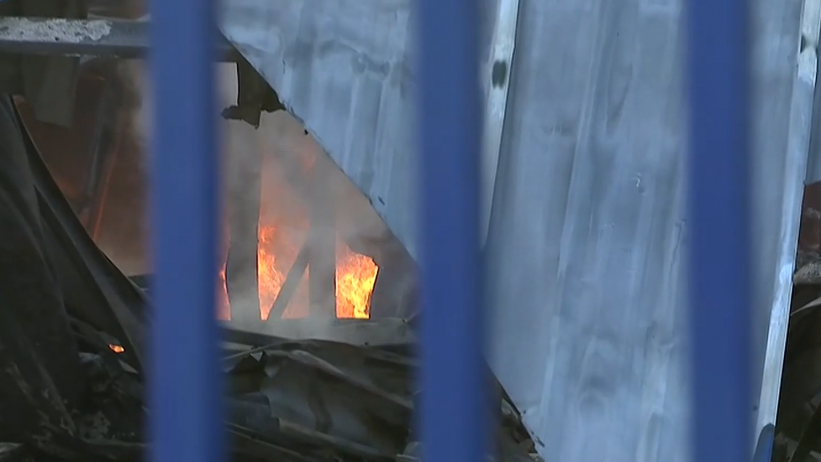 Alerta por reactivación de incendio en empresa frutícola en Paine
