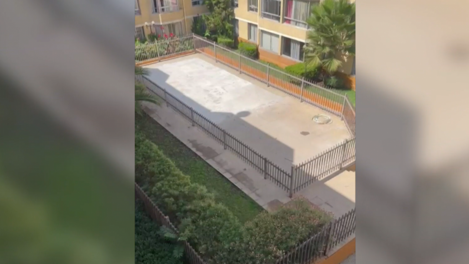 Vecinos indignados: Administradora rellenó piscina con cemento
