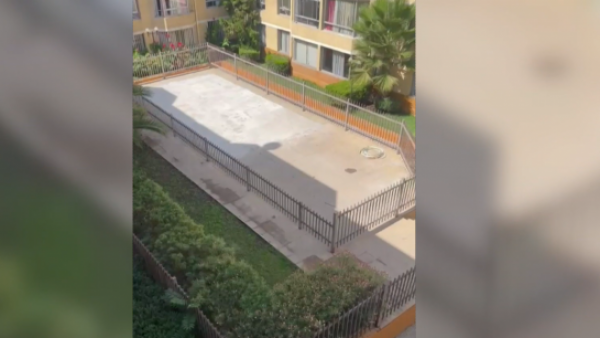 Vecinos indignados: Administradora rellenó piscina con cemento
