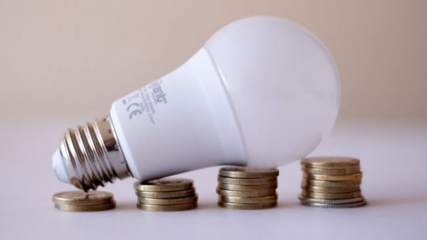 Cuentas de la luz volverán a subir en el segundo semestre por precio del dólar
