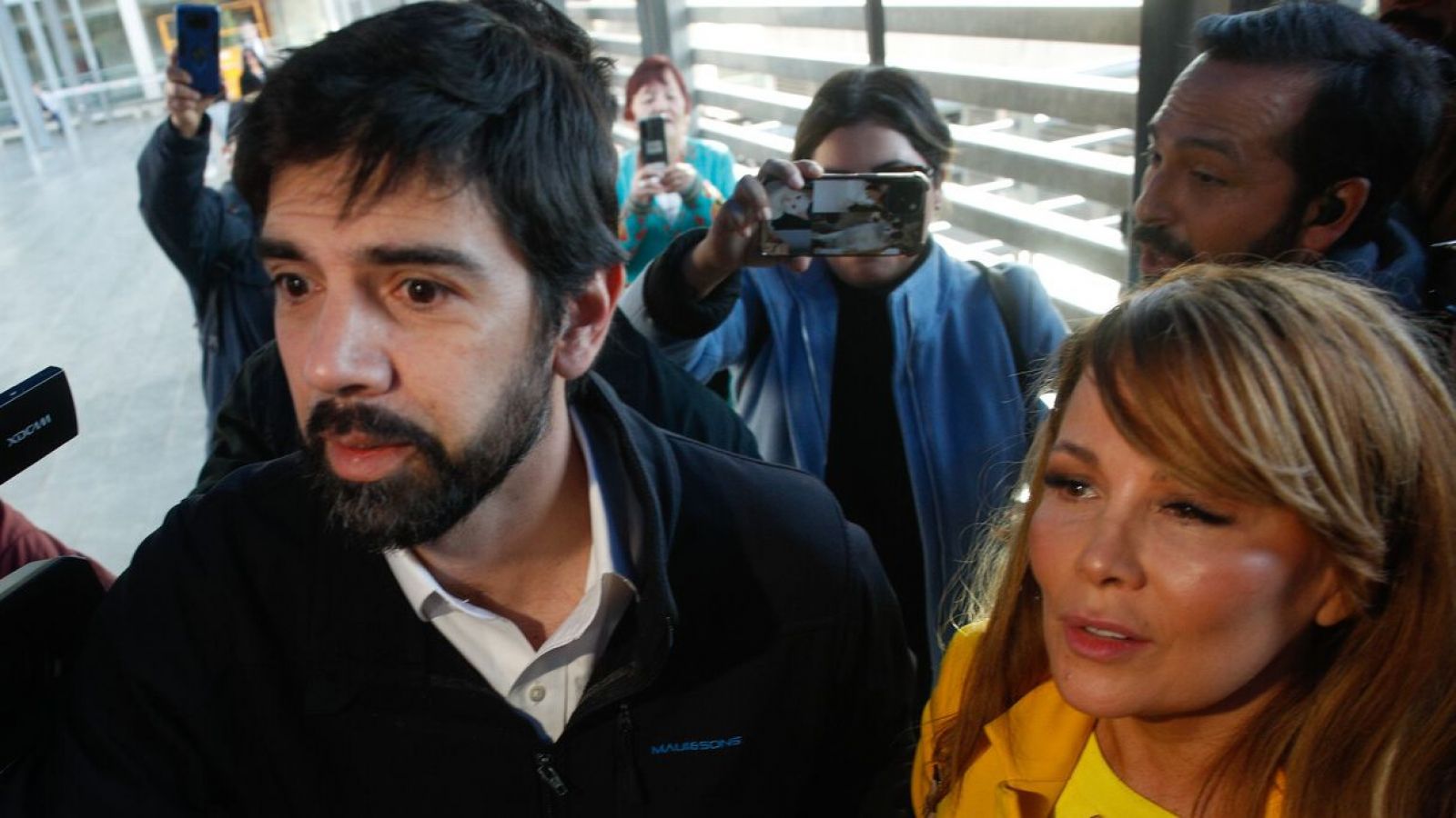 En completo silencio: Así fue la caótica llegada de Cathy Barriga para su nueva formalización
