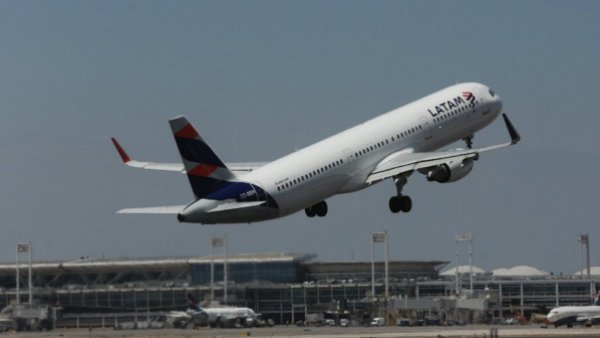 Aeropuerto de Santiago suspende vuelos por presencia "masiva de aves"
