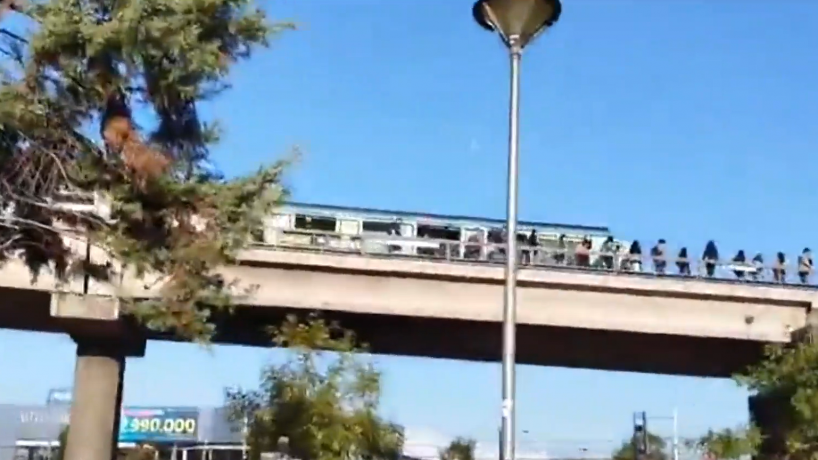 Otra vez con problemas: Masiva evacuación de pasajeros tras falla de L5 del Metro
