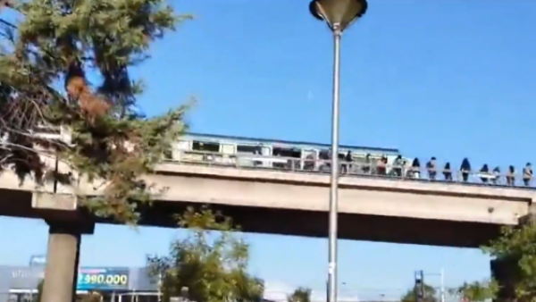 Otra vez con problemas: Masiva evacuación de pasajeros tras falla de L5 del Metro
