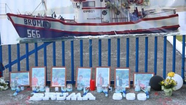Con ceremonia simbólica despiden y terminan la búsqueda de los 7 pescadores desaparecidos
