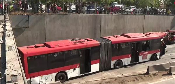 "Fue operado en la primera urgencia": Habla colega del chofer de bus desbarrancado
