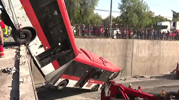 Retiran bus que quedó colgando en la Autopista Central tras accidente de tránsito
