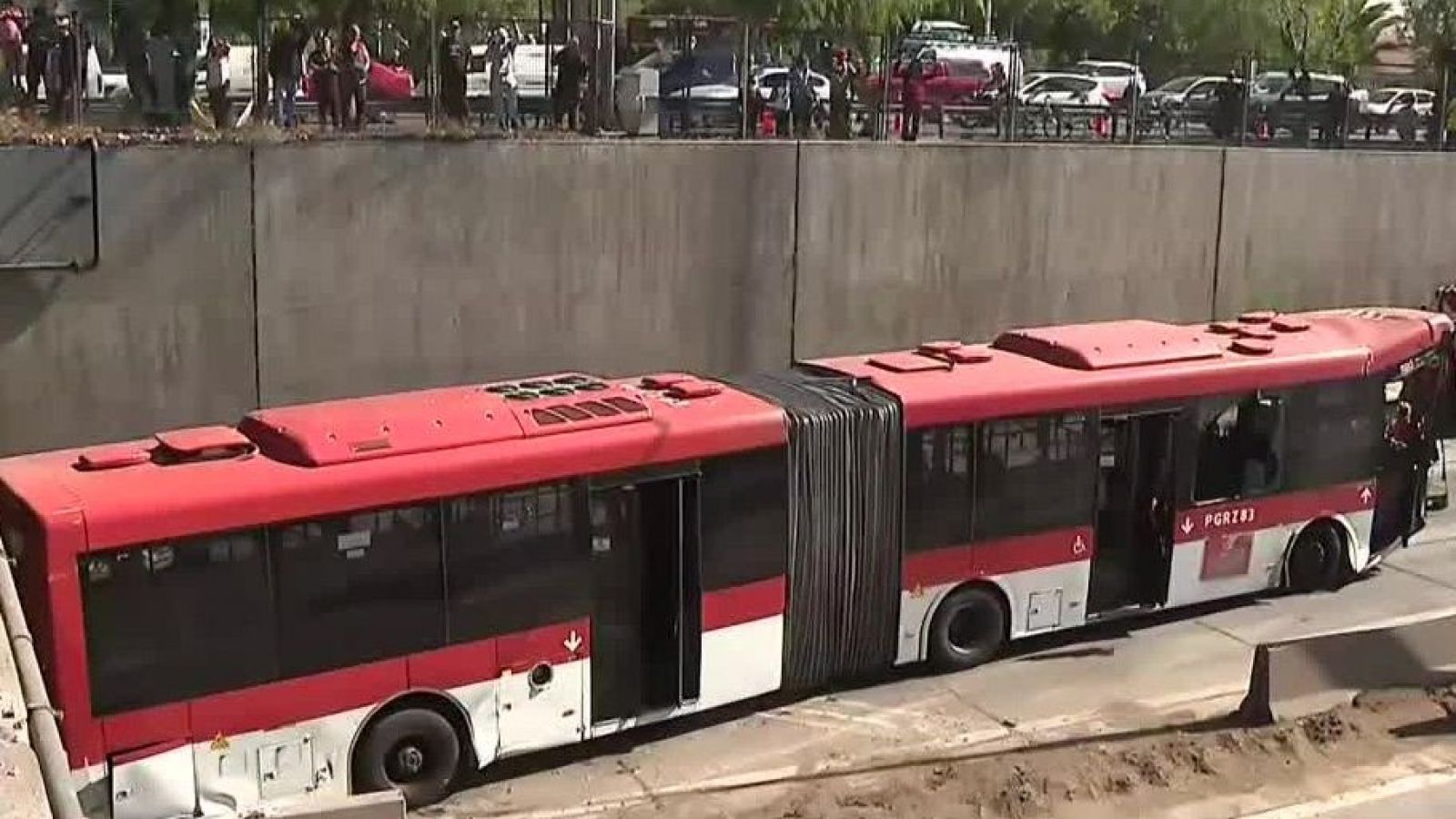 "Fue operado en la primera urgencia": Habla colega del chofer de bus desbarrancado
