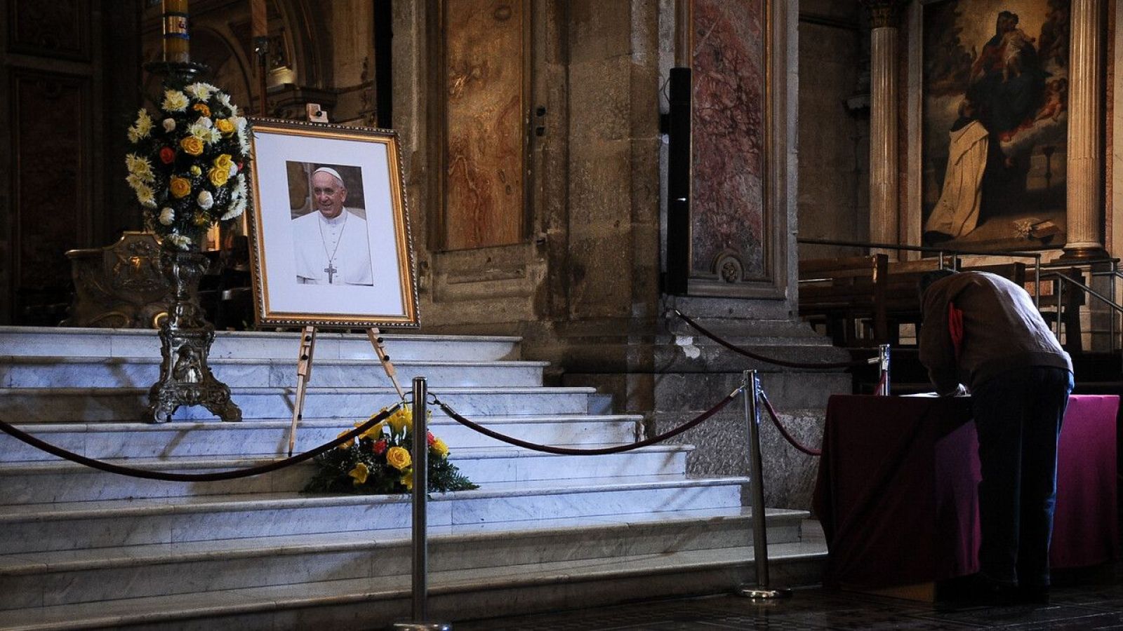 Fieles despiden al Papa Francisco en la Catedral de Santiago: "Fuimos bendecidos por su visita"
