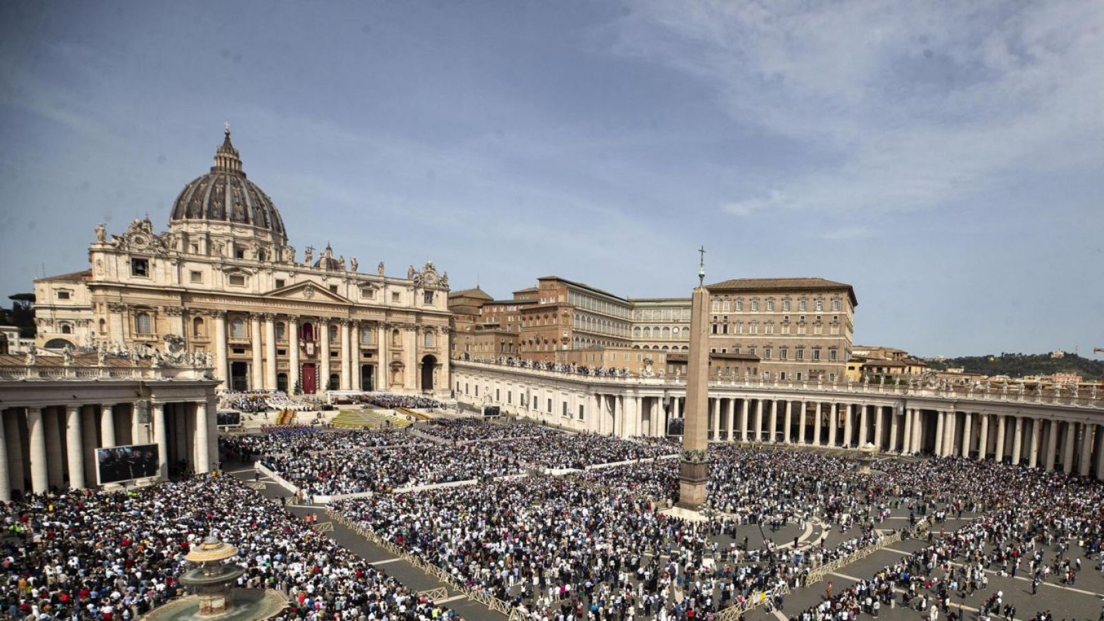 Las campanadas que anunciaron la muerte del Papa Francisco en la Plaza de San Pedro
