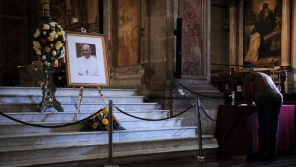 Fieles despiden al Papa Francisco en la Catedral de Santiago: "Fuimos bendecidos por su visita"
