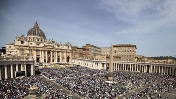 Las campanadas que anunciaron la muerte del Papa Francisco en la Plaza de San Pedro
