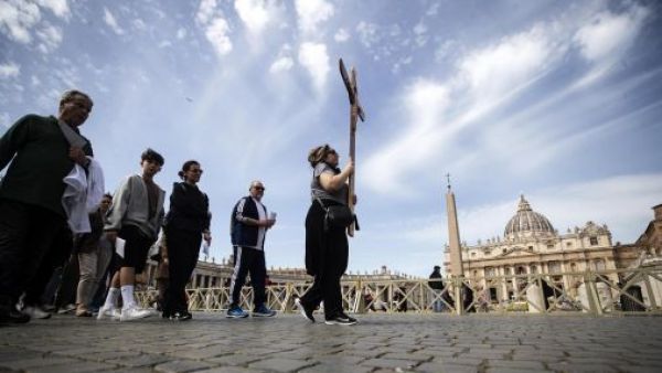 Así es el ambiente en la Plaza de San Pedro el día de la muerte del Papa Francisco
