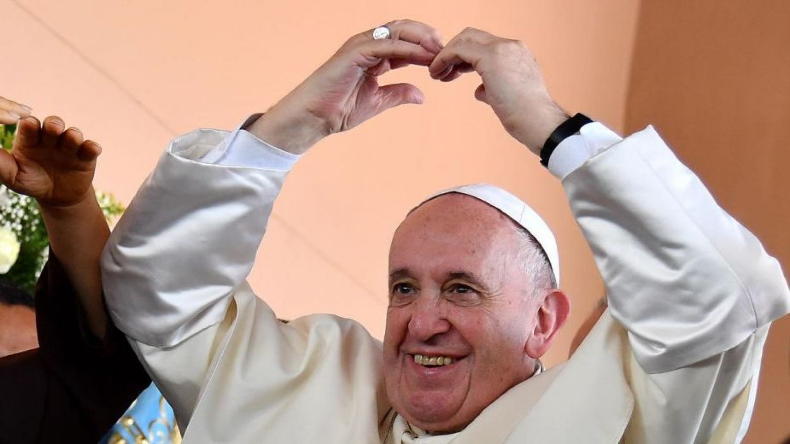 "Hola santo hijo": La broma del Papa Francisco a chileno que trabajó con él
